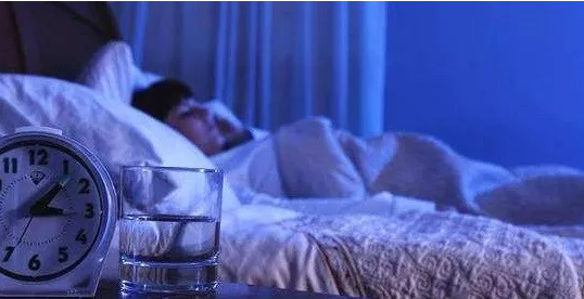 睡前一杯水，長(cháng)期堅持將給你帶來(lái)意想不到的變化